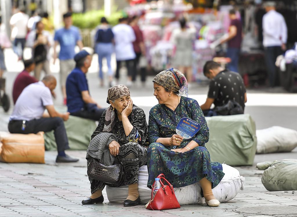 两位新疆妇女在街头交谈 07_5 中新社、视觉中国.jpg