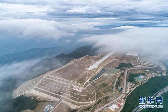 云雾缭绕下的巫山机场。.jpeg