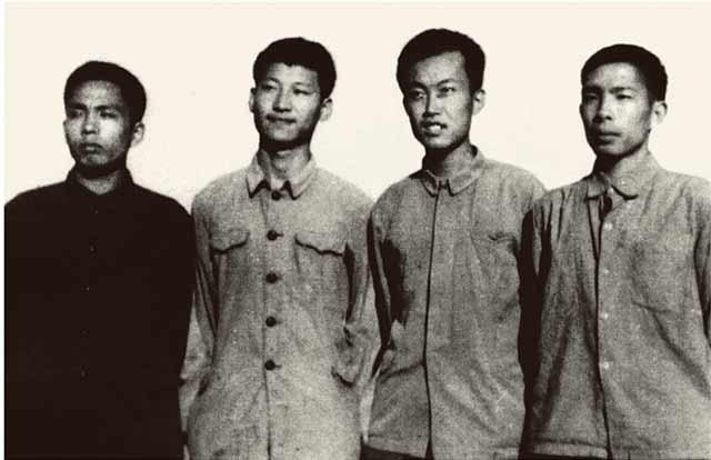 1973年上山下乡时期，习近平（左二）在陕西延川县。来源：新华社.jpg