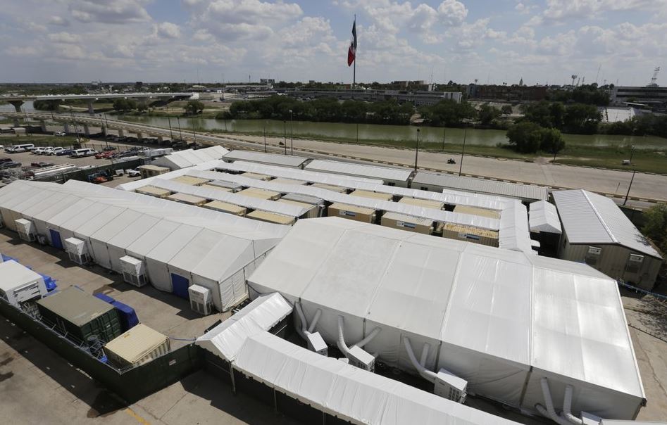 migrant center texas (ap).jpg
