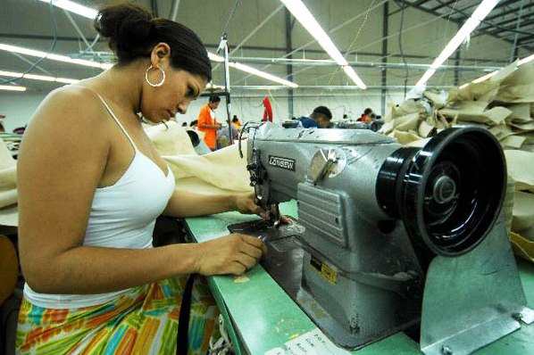 AboutBrasil-Business_Brazil-factory_worker.jpg