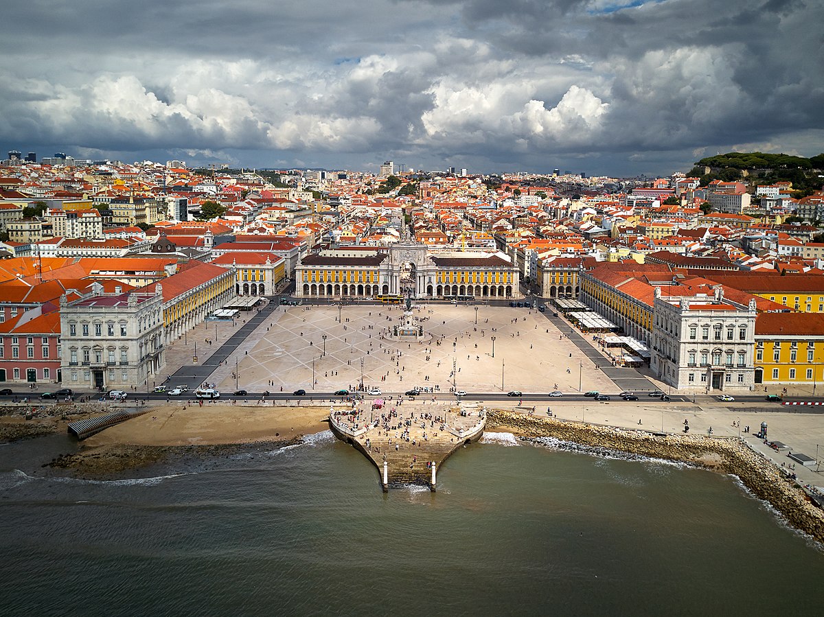 1200px-Lisbon_main_square_(36622604910).jpg