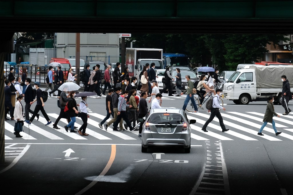 Pedestrians walk on a crossing in Tokyo on May 18, 2020..jpg