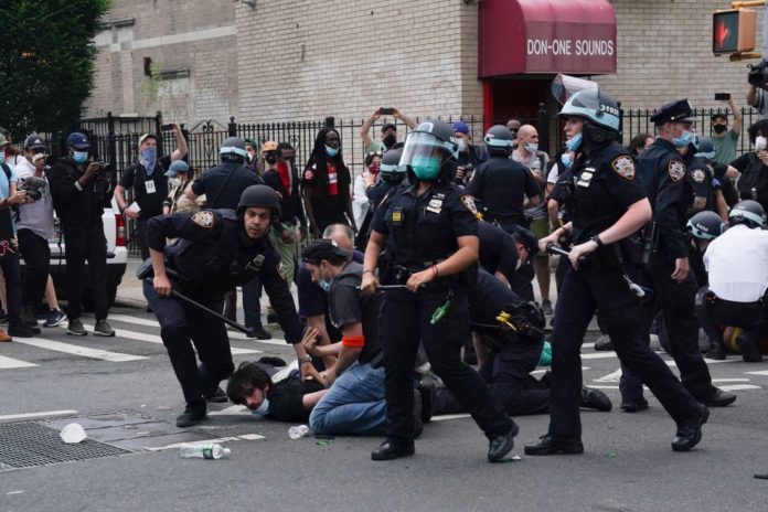 new-york-city-police-aggressively-attack-demonstrators-696x464.jpg