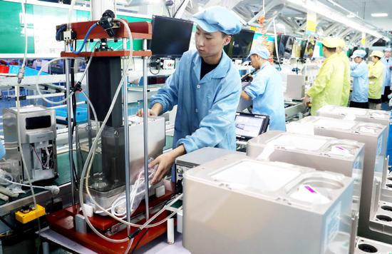 Employees work on the production line of a foreign-funded electronics manufacturer in Suzhou, Jiangsu province. (Photo: China Daily/ Hua Xuegen)