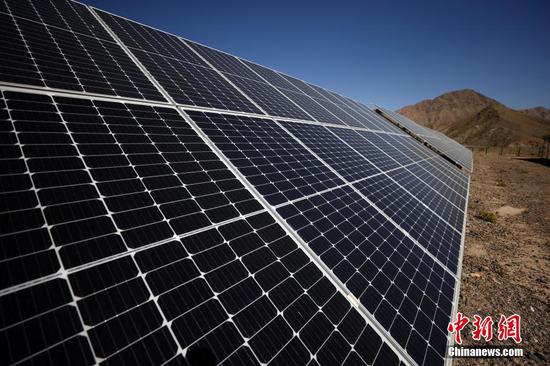 The photo taken on Sept. 25, 2021 shows a photovoltaic (PV) power station built to help alleviate poverty in Baykurut Village of Ulugqat Township, northwest China's Xinjiang Uygur Autonomous Region. (China News Service/Fu Tian)