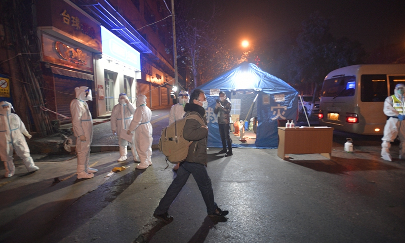 Residents are transported to centralized quarantine hotels in Xi'an, Shaanxi Province on December 30, 2021. Photo: VCG