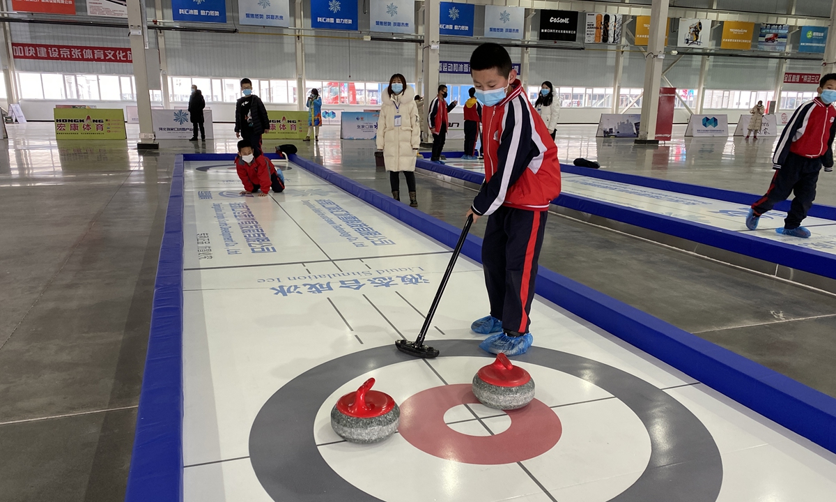 Caption: Elementary school students practice curling at Zhangjiakou Ice and Snow Sports Equipment Industrial Park on February 17. Photo: Zhang Hui/GT