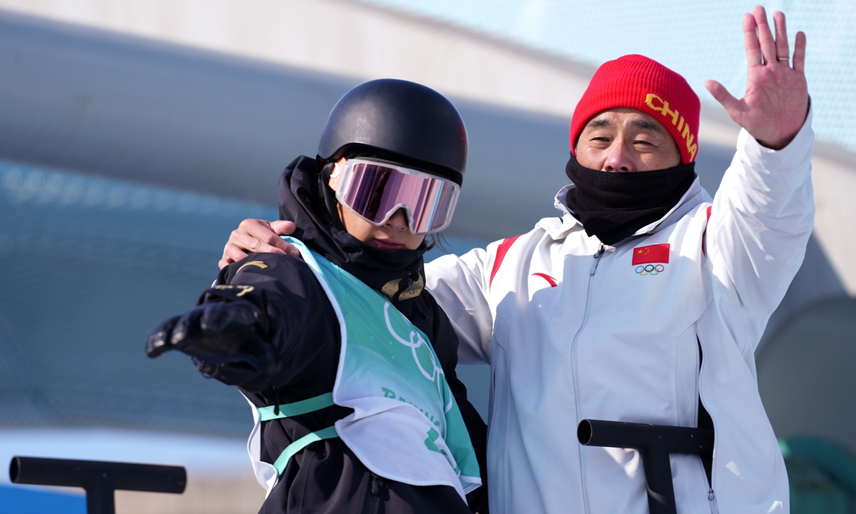 Chinese snowboarder Su Yiming celebrates with his coach Yasuhiro Sato after winning gold in the men's big air on February 16, 2022. Photo: Xinhua