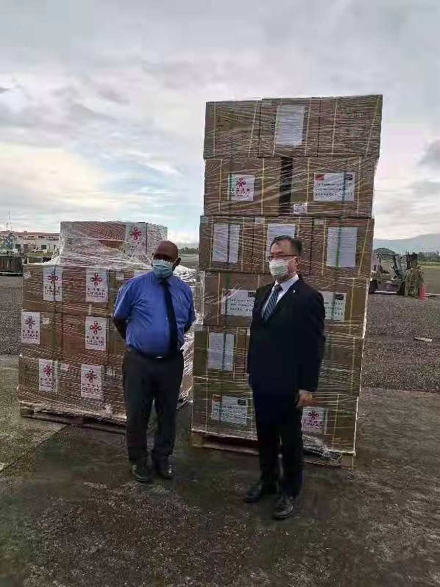 Chinese Ambassador to the Solomon Islands Li Ming and Solomon Islands Minister of Health and Medical Services Culwick Togamana at the airport in Honiara on February 18 to receive Chinese medical supplies. Photo: Global Times