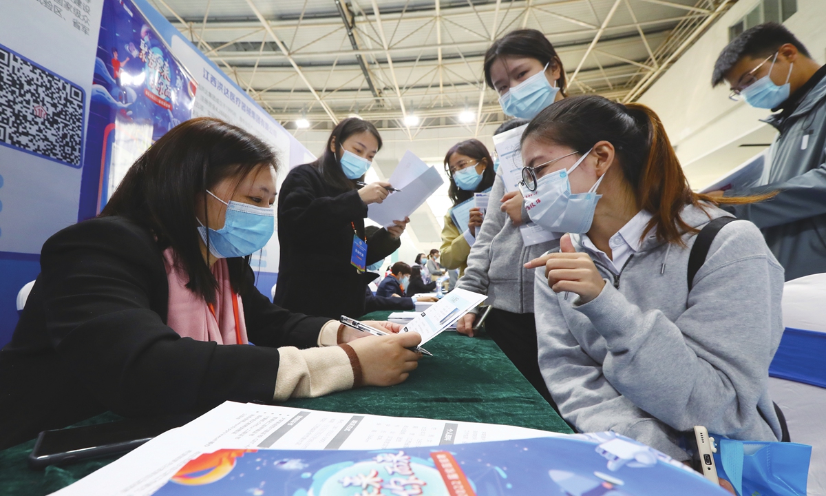 A student (right) asks questions at a job fair in Nanchang, East China's Jiangxi Province on October 23, 2021.About 10.76 million college graduates in China are estimated to enter the job market in 2022.Photo:cnsphoto   