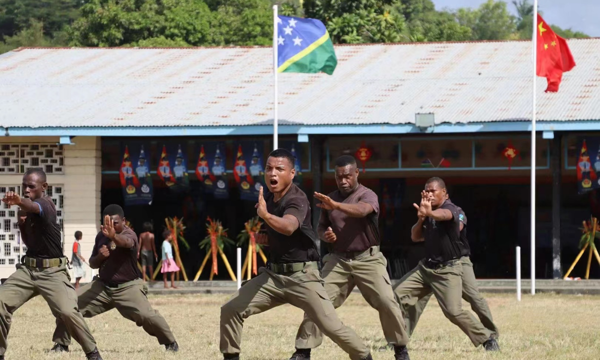 Demonstration of Joint Police Training between China and the Solomon Islands Photo: China Police Liaison Team