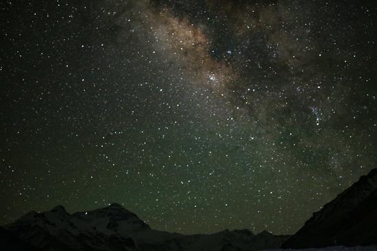 Photo taken on May 4, 2022 shows a view of the starry night sky as seen from the Mount Qomolangma base camp. (Xinhua/Jiang Fan)