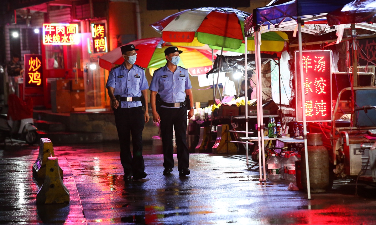Police in Jinan, East China's Shandong Province, patrol a night market on July 5, 2022, as part of the Public Security Ministry's 100-day campaign to crack down on gang crimes. Photo: CFP