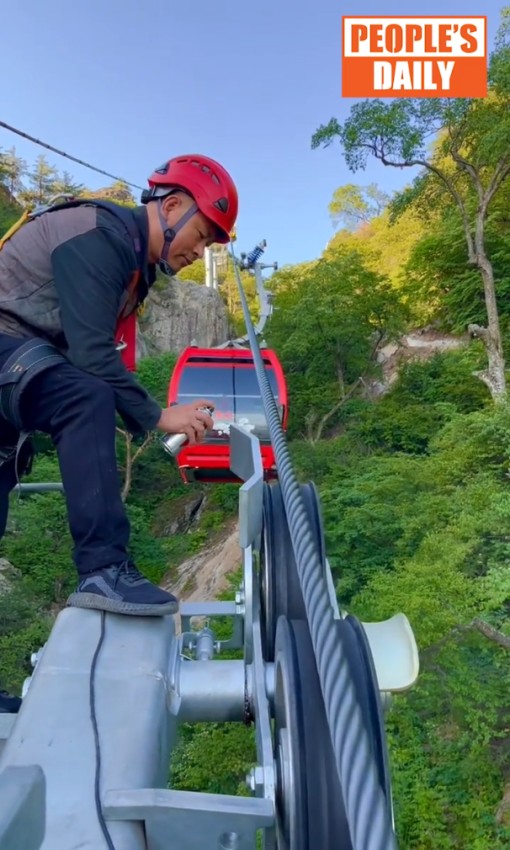 How does a cable car work?