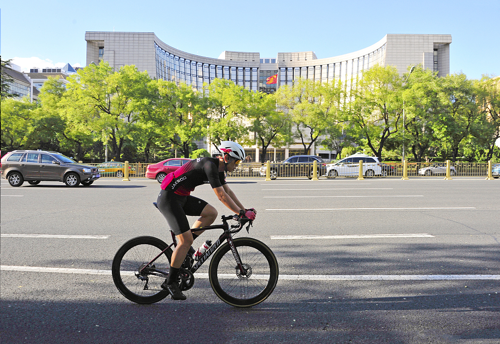 A person cycling on Chang'an Avenue in Beijing, China, August 15, 2022. /CFP