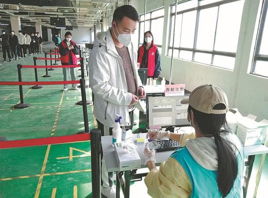 A new employee registers at the Foxconn plant in Zhengzhou, Henan province, on Thursday. (Photo/China Daily)