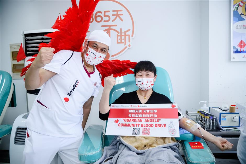 'Robot and mermaid' expatriates donate blood