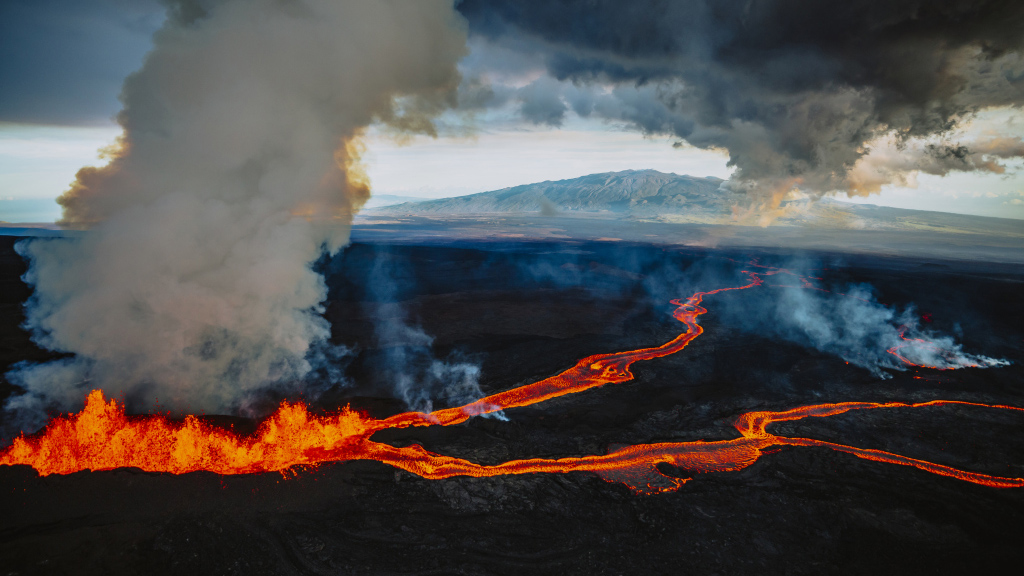 Lava fissures flow downslope from the north flank of Mauna Loa Volcano as it erupts on November 30, 2022. /CFP