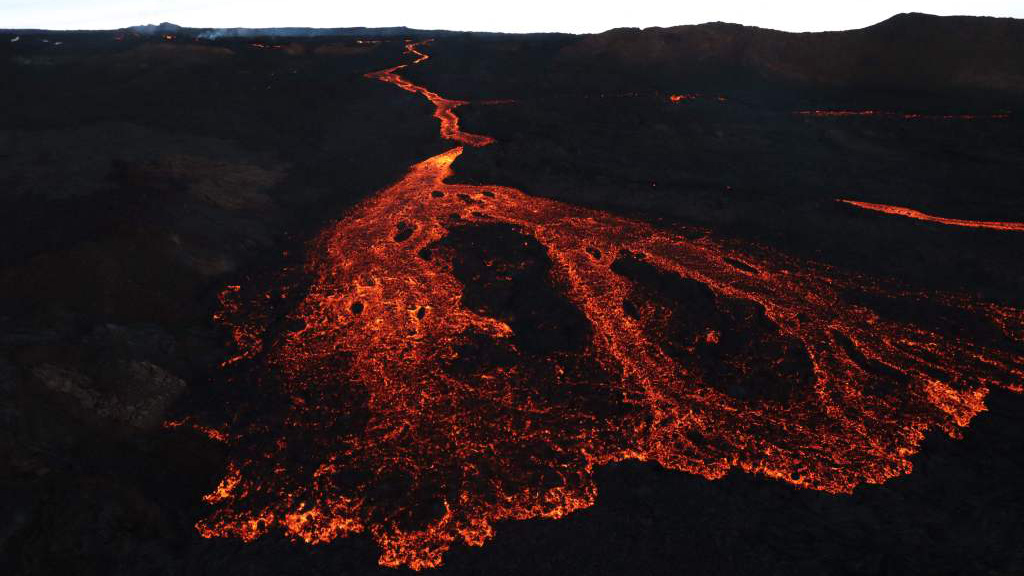 An aerial image of the distal end of a lava flow from Mauna Loa's Northeast Rift Zone on the morning of November 30, 2022 in Hawaii. /CFP