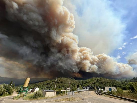 Photo taken on July 20, 2022 shows smoke caused by a wildfire rising in El Barco de Valdeorras, Galicia, Spain. (Junta de Galicia/Handout via Xinhua)