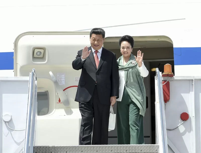Xi Jinping and Peng Liyuan wave to the public after arriving at the airport in Islamabad for a state visit to Pakistan on April 20, 2015. [File Photo: Xinhua]