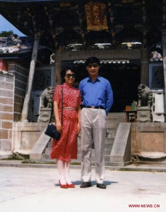 Xi Jinping and Peng Liyuan in 1987 on Dongshan Island, Fujian Province. [File Photo: Xinhua]