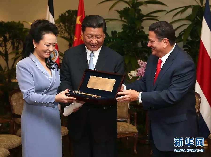 Xi Jinping and Peng Liyuan receive the Key to the City of San Jose from Mayor Johnny Araya in San Jose, Costa Rica on June 3, 2013. [File Photo: Xinhua]