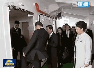 Xi Jinping boards the icebreaker Xuelong on November 18, 2014. [File Photo: CCTV]