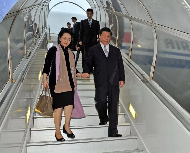 Xi Jinping and Peng Liyuan at the airport in Durban, South Africa on March 26, 2013. [File Photo: Xinhua]