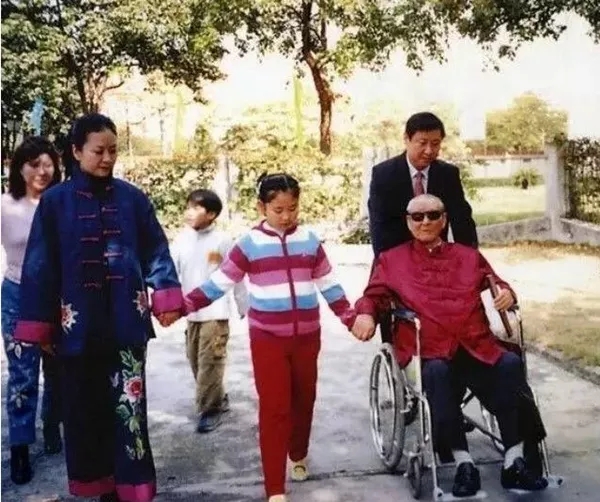 Xi Jinping and Peng Liyuan with their daughter and Xi's father Xi Zhongxun. [File Photo: Xinhua]