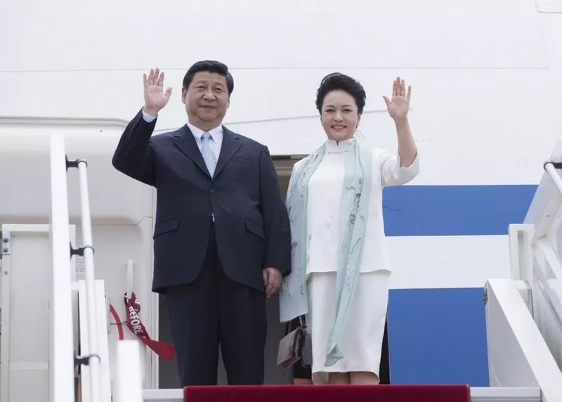 Xi Jinping and Peng Liyuan arrive in the Republic of Congo for a state visit on March 29, 2013. [File Photo: Xinhua]