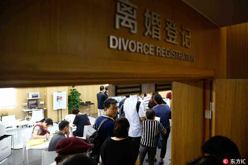 Chinese couples queue up to divorce at a divorce registration office in Shanghai, China, 29 August 2016.[File Photo: IC]
