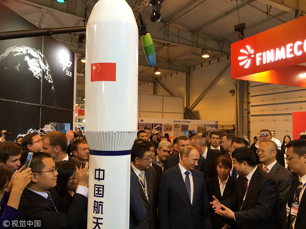 Russian president Putin visits the booth of the China Aerospace Science and Technology Corporation at the Russian International Aerospace Exhibition in the city of Zhukovsky, Russia on August 25, 2015. [Photo: VCG]