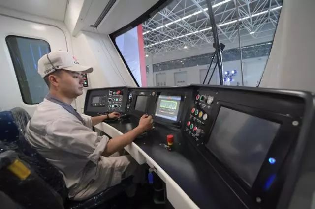 An engineer operates the new Chinese-built 'orange line' urban rail transit system in Lahore, Pakistan. [Photo: thepaper.cn]