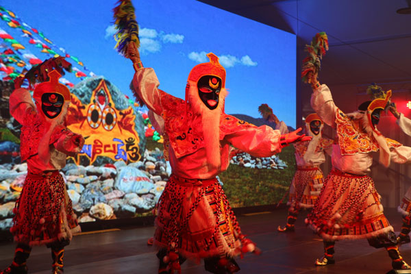 A cultural performance is held during the opening ceremony of the international cultural and economic exchange event "Blue Container on the New Silk Road" held in Duisberg, North Rhine-Westphalia, Germany, on June 2nd, 2018. [Photo: China Plus]