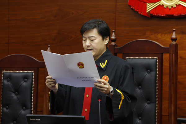 The judge in a case marking the first public-interest lawsuit concerning air quality initiated by prosecutors in Beijing announces the verdict for the case at a court in Beijing's No.4 Intermediate People's Court on June 5th, 2018. [Photo: China Plus]