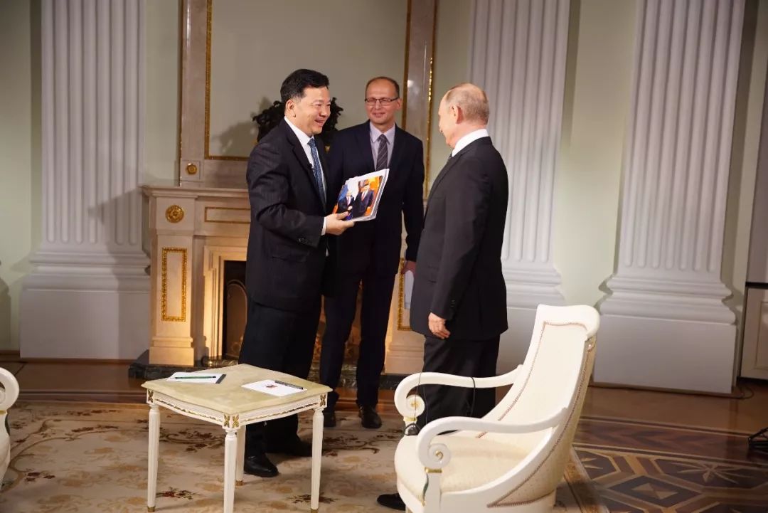 Russian President Vladimir Putin has an exclusive interview with Shen Haixiong, president of China Media Group. [Photo: cri.cn]