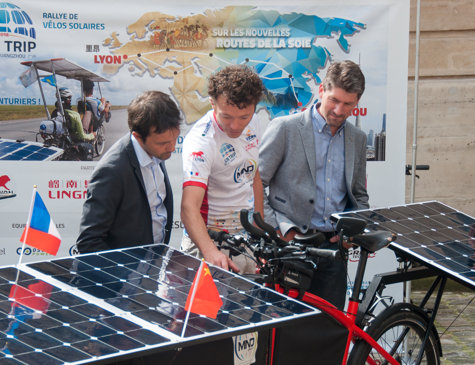 A cyclist talks with technicians at the launching ceremony of the 2018 Sun Trip cycling challenge in Paris on June,7 2018.[Photo:Chinaplus/Jia Yanning]