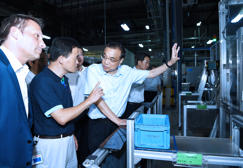 Premier Li Keqiang visits a wholly owned subsidiary of Germany's Bosch Group in Changsha, capital of central China's Hunan Province during a two-day inspection trip to the province. [Photo: gov.cn]