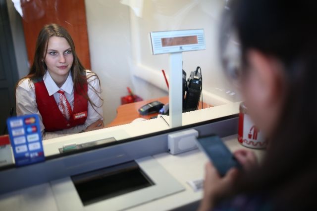 A Chinese customer pays for her subway ticket using Alipay at a station in Moscow. [File Photo: Xinhua]