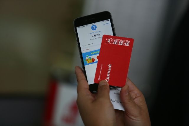 A Chinese customer shows the Moscow metro ticket she purchased using Alipay. [File Photo: Xinhua]