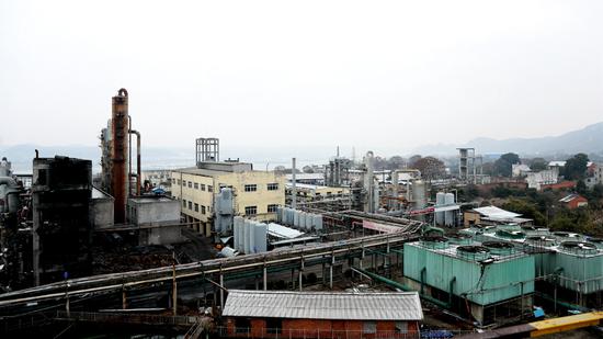 The Tiantian Chemical Plant in Yichang, Hubei province, in January. The facility is pictured after it was closed in response to a plan formulated by the local government to regulate chemical plants along the Yangtze River. （Photo provided to China Daily）