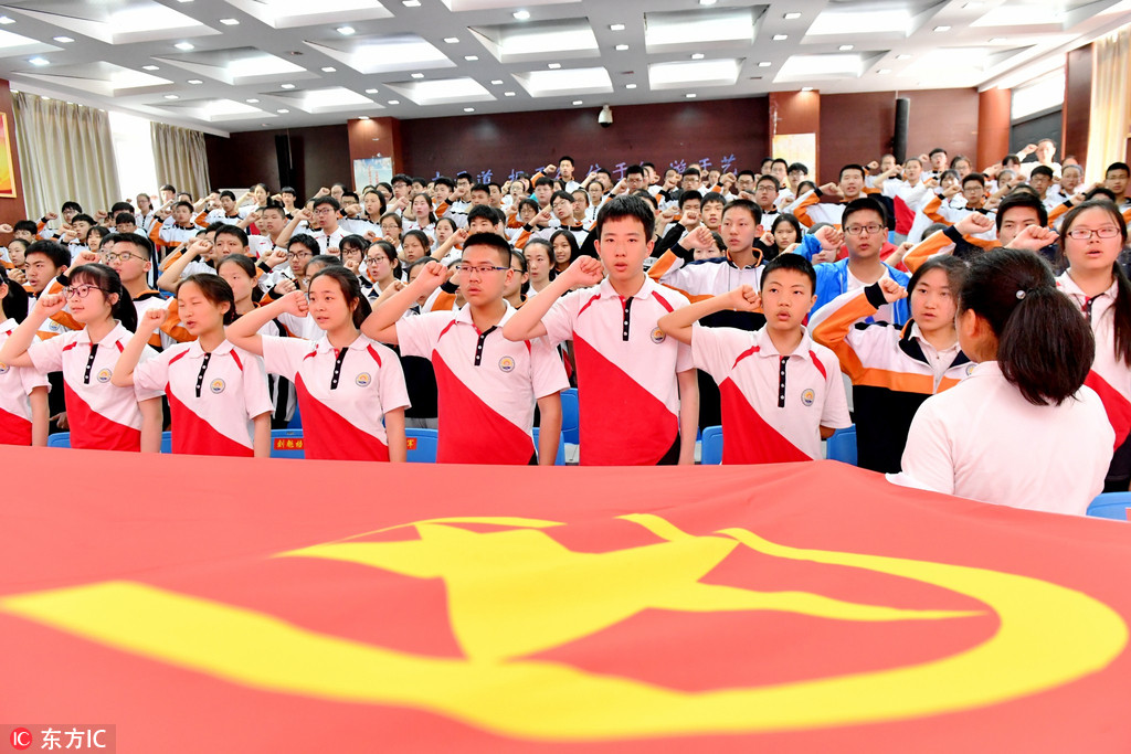 Middle school students take an oath to join the Communist Youth League of China in Hefei, Anhui Province, on May 3, 2018. [File photo: IC]