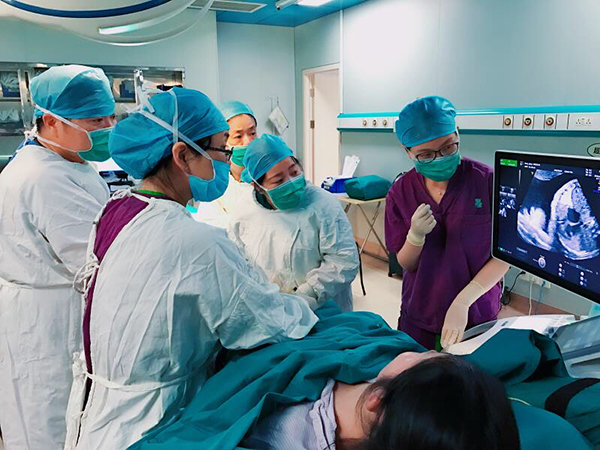 Surgeons are performing in-utero surgery on a 29-week-old fetus with a heart deformity at the Shanghai First Maternity and Infant Hospital.[Photo: The Paper]