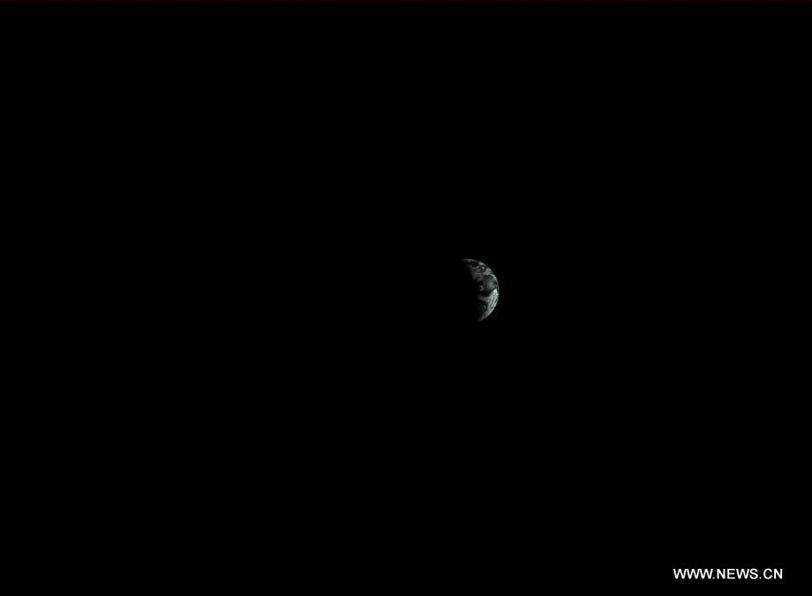 Photo taken by the landform camera on the Chang'e-3 moon lander on Dec. 25, 2013 shows the image of the earth during Chang'e-3 lunar probe mission's first lunar day circle. [File photo: Xinhua]