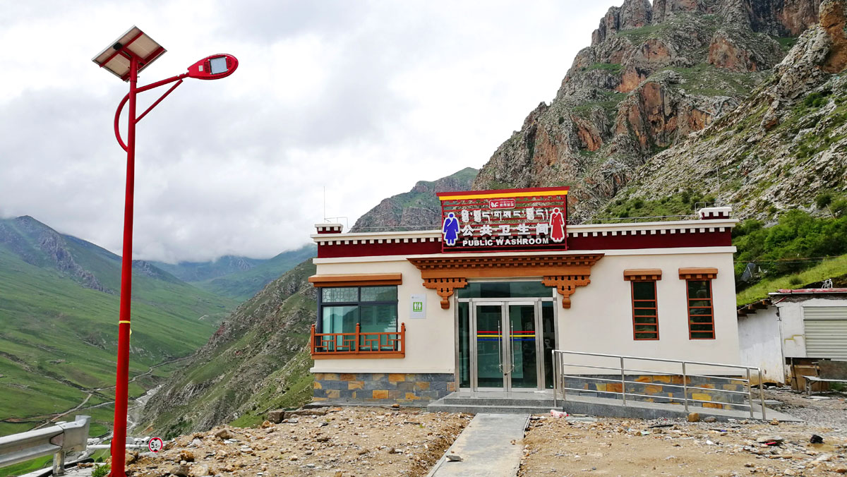 Photo taken on July 21 2018 shows a toilet located at the foot of the hill home to the Dra Yerpa Temple in Tibet's Dagze District. [Photo: China Plus/by courtesy of Chang Yu of the Legal Daily]