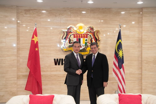 Chinese State Councilor and Foreign Minister Wang Yi (L) meets with his Malaysian counterpart Saifuddin Abdullah in Kuala Lumpur on Tuesday, July 31, 2018. [Photo: fmprc.gov.cn]