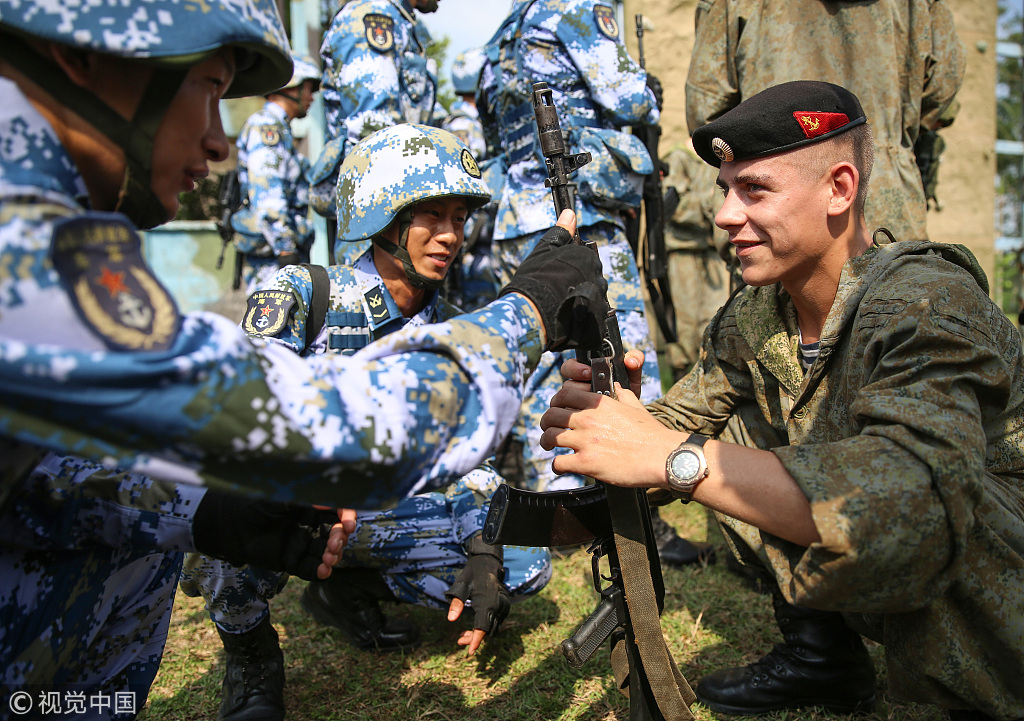 Chinese and Russian soldiers during a joint drill. [File Photo: VCG]
