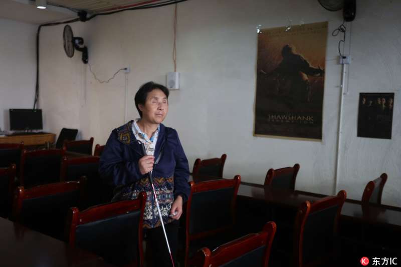 A regular vision impaired viewer at the Mind Eye Theater in Kunming on 27 August. [Photo: IC]